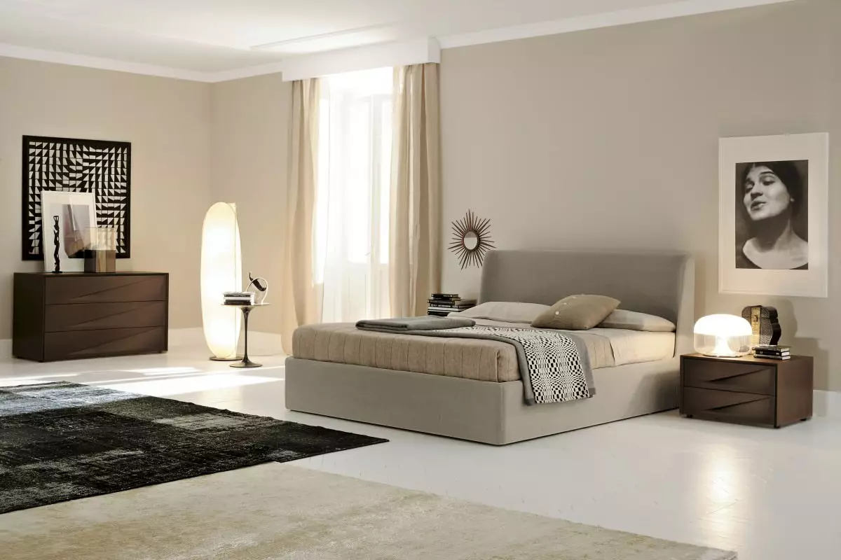غرفة نوم بأسلوب عصري (102 صورة / صور): خيارات التصميم الداخلي. كيفية ترتيب غرفة بألوان زاهية؟ تصميم جميل بألوان بيضاء ورمادية حديثة 9914_85