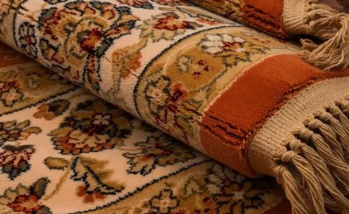 Kilimas miegamajame (57 nuotraukos): kaip pasirinkti lovų kilimėlius, kad jie atitiktų interjerą? Kaip nustatyti kilimą į grindų lovoje? 9918_16