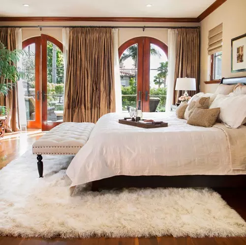 Kilimas miegamajame (57 nuotraukos): kaip pasirinkti lovų kilimėlius, kad jie atitiktų interjerą? Kaip nustatyti kilimą į grindų lovoje? 9918_2
