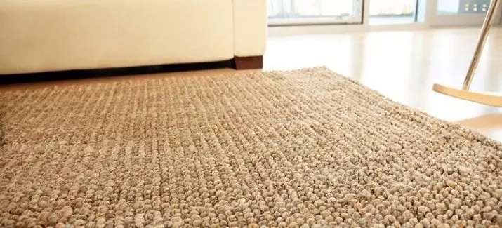 Kilimas miegamajame (57 nuotraukos): kaip pasirinkti lovų kilimėlius, kad jie atitiktų interjerą? Kaip nustatyti kilimą į grindų lovoje? 9918_22