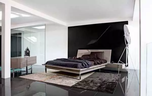 Kilimas miegamajame (57 nuotraukos): kaip pasirinkti lovų kilimėlius, kad jie atitiktų interjerą? Kaip nustatyti kilimą į grindų lovoje? 9918_31
