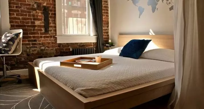 Thảm trong phòng ngủ (57 ảnh): Làm thế nào để chọn thảm cạnh giường ngủ để chúng phù hợp với nội thất? Làm thế nào để đặt một tấm thảm lên sàn trên giường? 9918_32