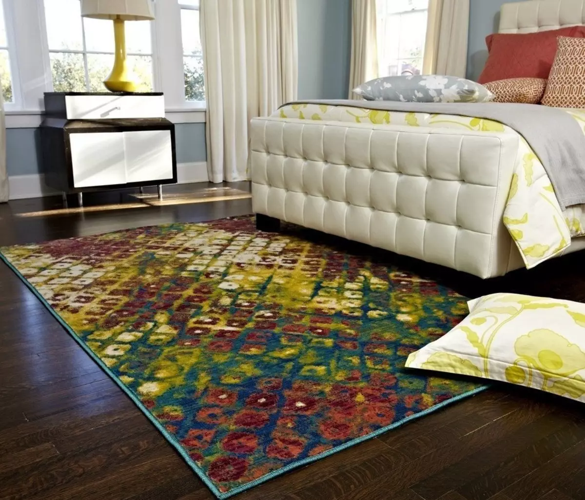 在臥室的地毯（57張）：如何選擇床邊墊，使他們融入內部？如何鋪地毯在床上的地板？ 9918_34