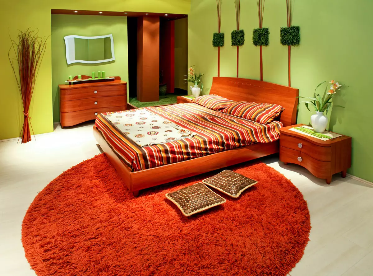 Kilimas miegamajame (57 nuotraukos): kaip pasirinkti lovų kilimėlius, kad jie atitiktų interjerą? Kaip nustatyti kilimą į grindų lovoje? 9918_35