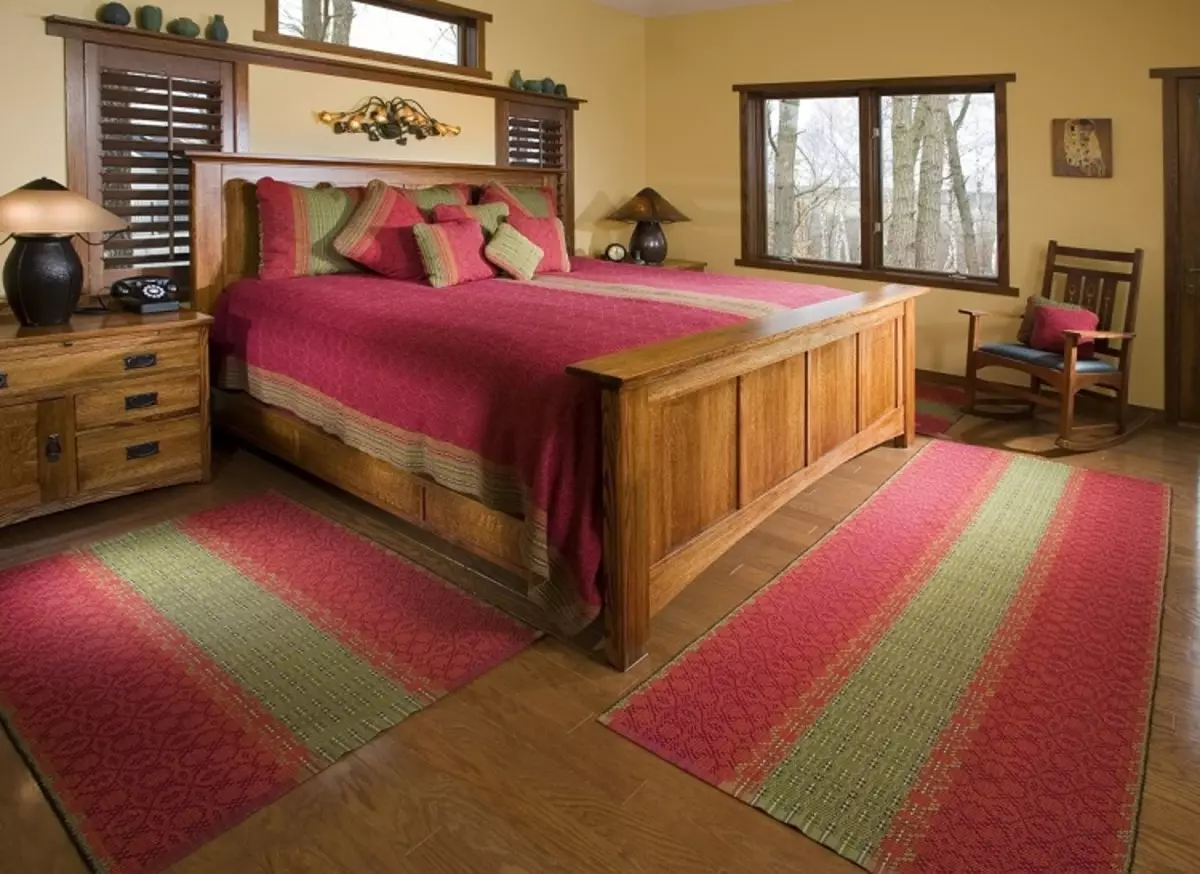 Kilimas miegamajame (57 nuotraukos): kaip pasirinkti lovų kilimėlius, kad jie atitiktų interjerą? Kaip nustatyti kilimą į grindų lovoje? 9918_37