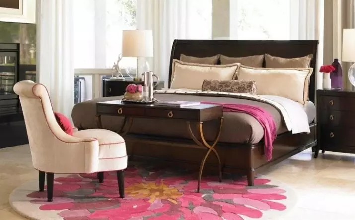 Kilimas miegamajame (57 nuotraukos): kaip pasirinkti lovų kilimėlius, kad jie atitiktų interjerą? Kaip nustatyti kilimą į grindų lovoje? 9918_38