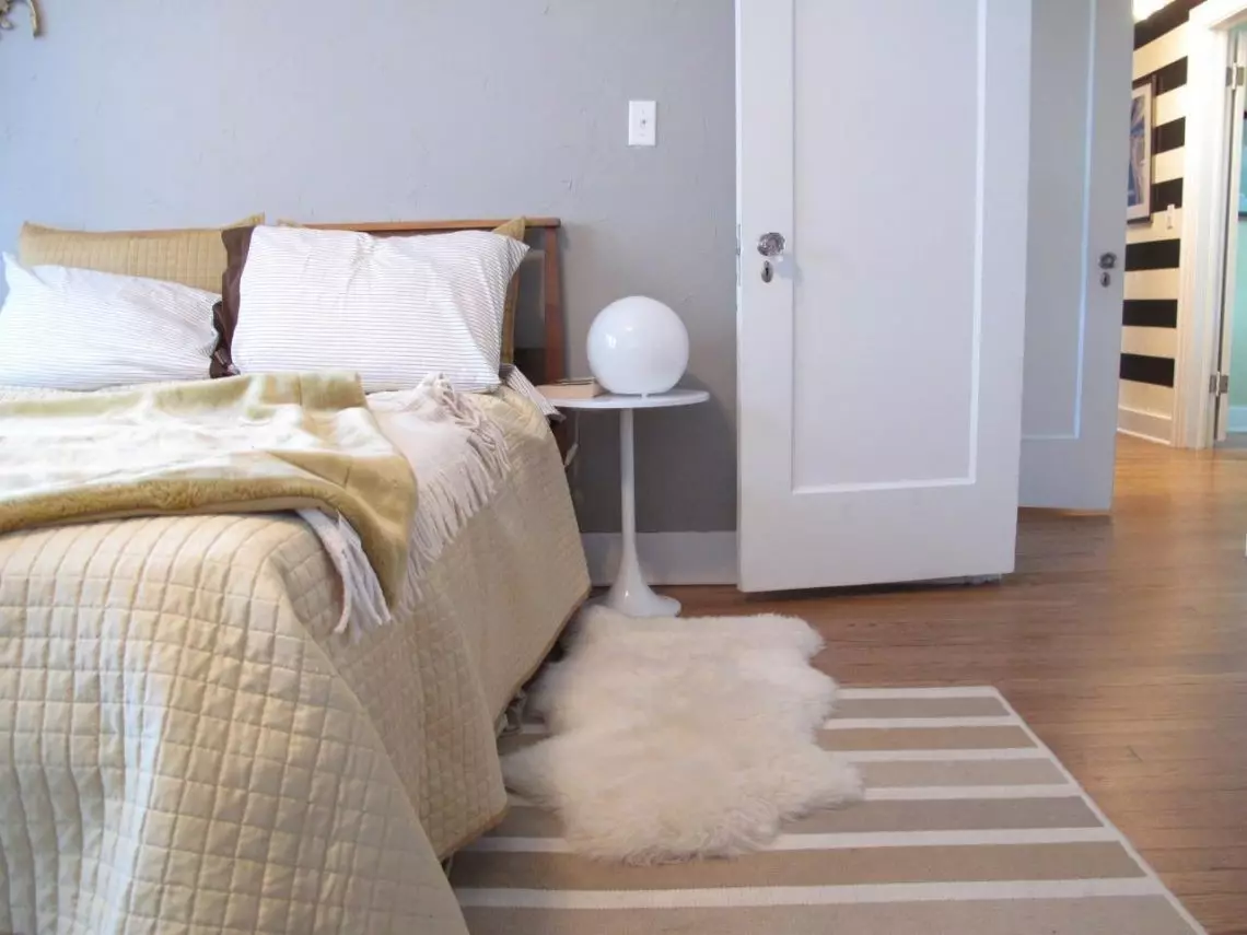 Kilimas miegamajame (57 nuotraukos): kaip pasirinkti lovų kilimėlius, kad jie atitiktų interjerą? Kaip nustatyti kilimą į grindų lovoje? 9918_41