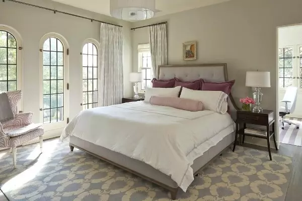 Thảm trong phòng ngủ (57 ảnh): Làm thế nào để chọn thảm cạnh giường ngủ để chúng phù hợp với nội thất? Làm thế nào để đặt một tấm thảm lên sàn trên giường? 9918_43