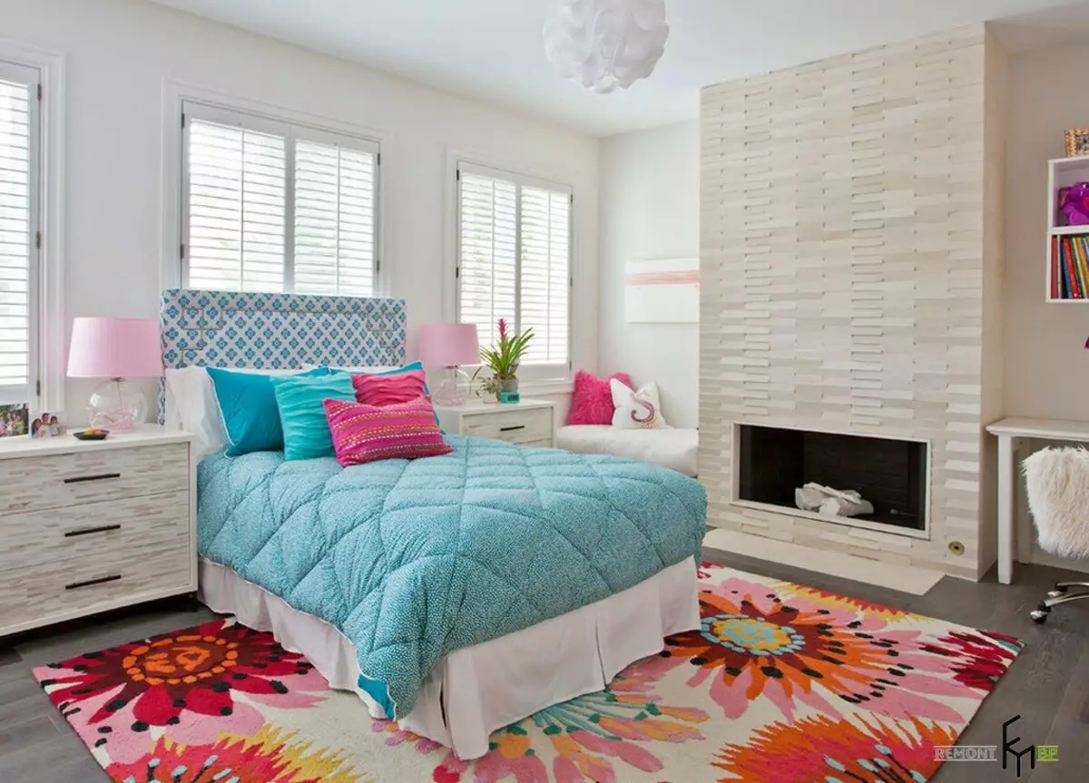 Thảm trong phòng ngủ (57 ảnh): Làm thế nào để chọn thảm cạnh giường ngủ để chúng phù hợp với nội thất? Làm thế nào để đặt một tấm thảm lên sàn trên giường? 9918_45