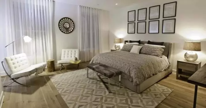 Thảm trong phòng ngủ (57 ảnh): Làm thế nào để chọn thảm cạnh giường ngủ để chúng phù hợp với nội thất? Làm thế nào để đặt một tấm thảm lên sàn trên giường? 9918_54