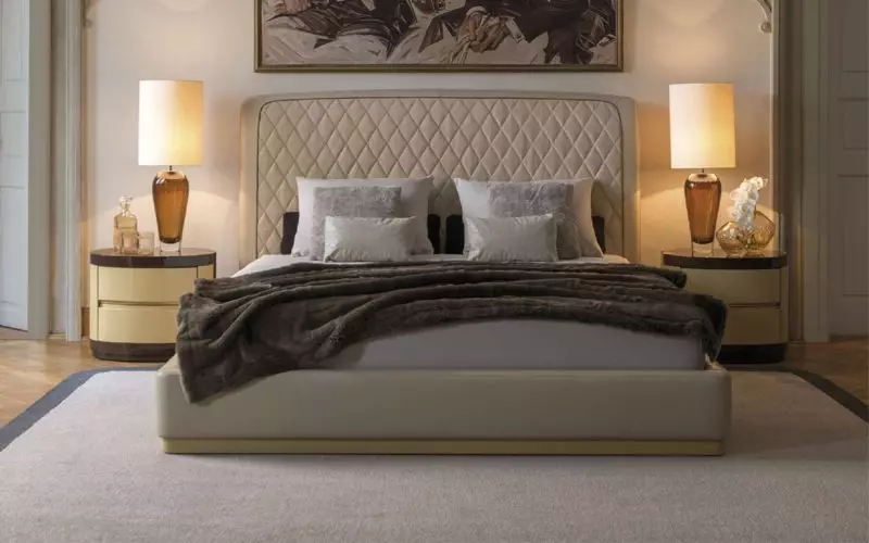 Kilimas miegamajame (57 nuotraukos): kaip pasirinkti lovų kilimėlius, kad jie atitiktų interjerą? Kaip nustatyti kilimą į grindų lovoje? 9918_8