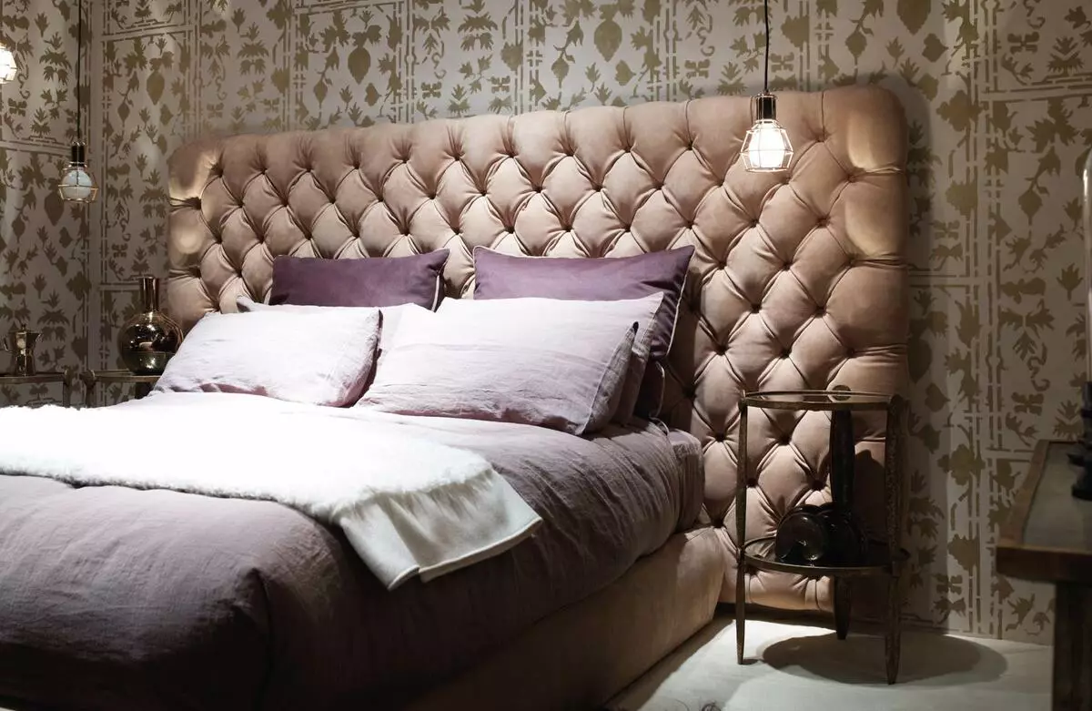 ¿Cómo decorar una cama con tus propias manos? Registro de respaldo (cabecero) y literas, colchas de decoración y almohadas, guirnaldas 9919_11