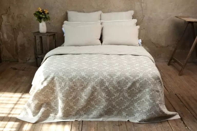 Hoe een bed te versieren met je eigen handen? Rugressierecht (hoofdeinde) en stapelbedden, decor sprei en kussens, slinger 9919_13