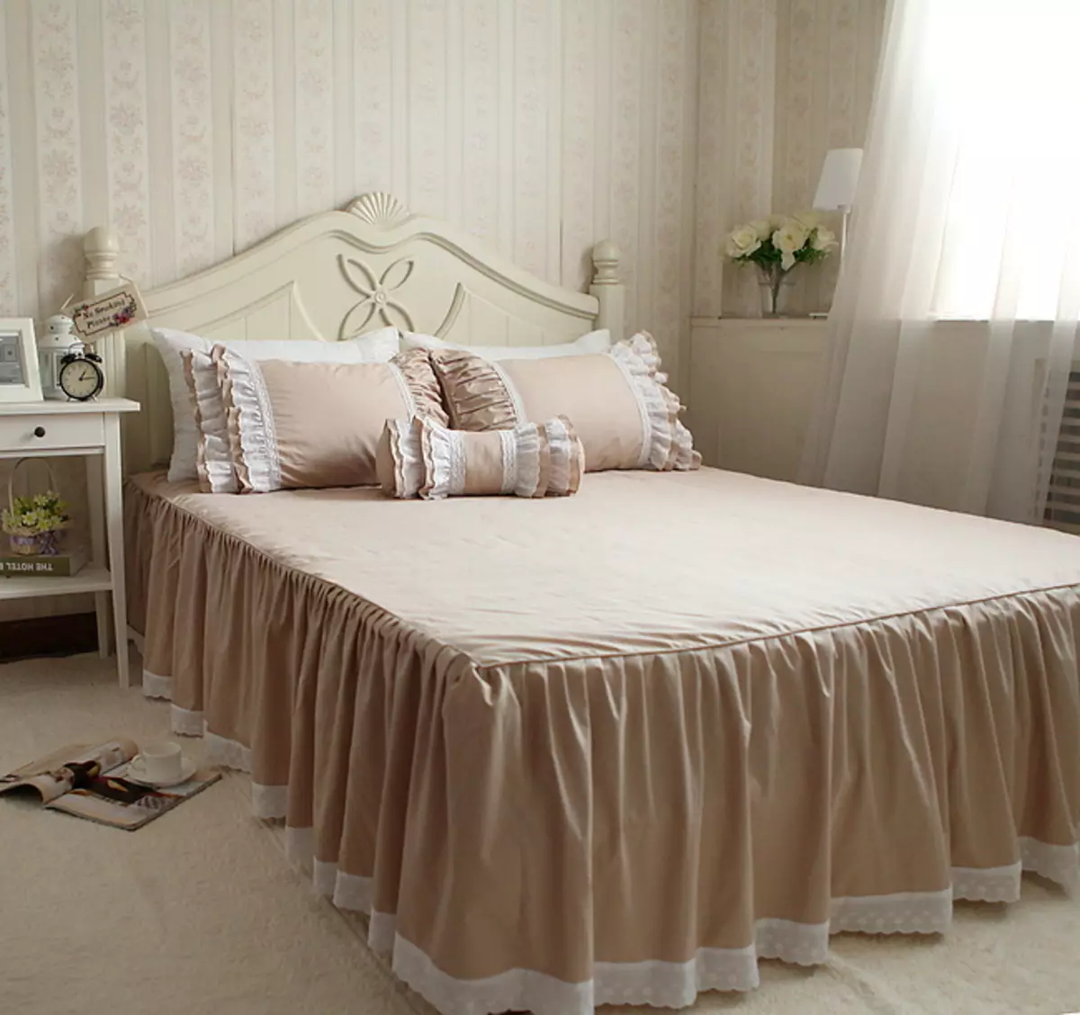 Como decorar unha cama coas túas propias mans? Gravación de respaldo (cabecera) e literas, colchas de decoración e almofadas, garlanda 9919_14