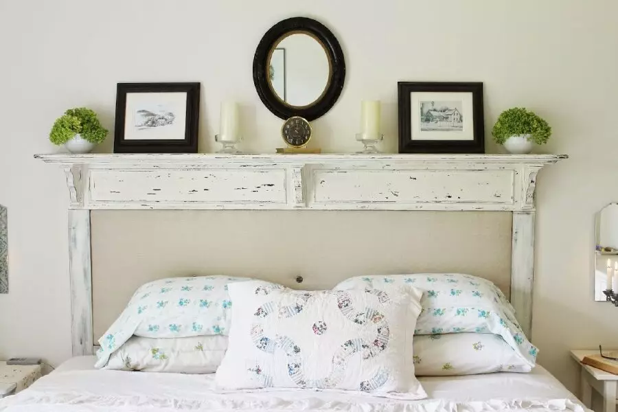 Como decorar unha cama coas túas propias mans? Gravación de respaldo (cabecera) e literas, colchas de decoración e almofadas, garlanda 9919_17