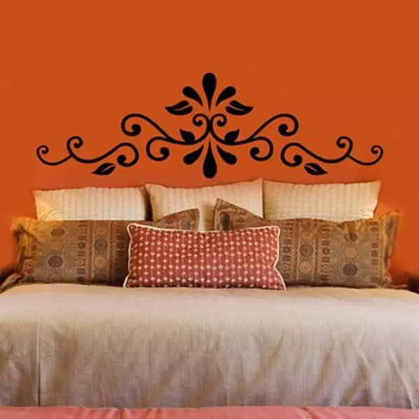 Como decorar unha cama coas túas propias mans? Gravación de respaldo (cabecera) e literas, colchas de decoración e almofadas, garlanda 9919_26