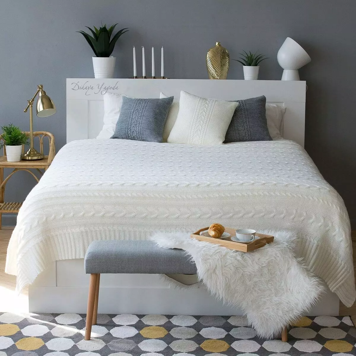 ¿Cómo decorar una cama con tus propias manos? Registro de respaldo (cabecero) y literas, colchas de decoración y almohadas, guirnaldas 9919_4