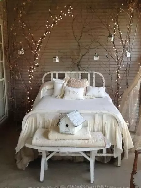 ¿Cómo decorar una cama con tus propias manos? Registro de respaldo (cabecero) y literas, colchas de decoración y almohadas, guirnaldas 9919_48