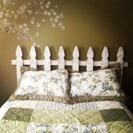 Como decorar unha cama coas túas propias mans? Gravación de respaldo (cabecera) e literas, colchas de decoración e almofadas, garlanda 9919_54