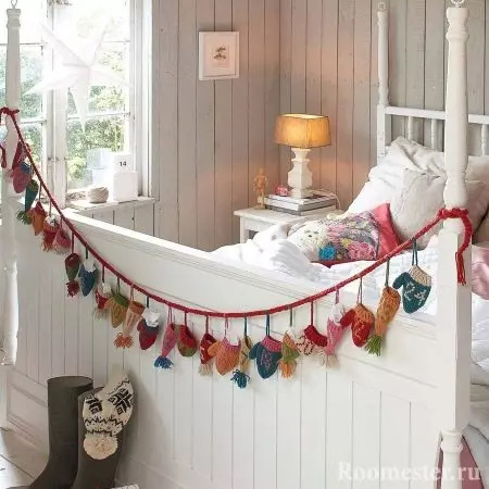¿Cómo decorar una cama con tus propias manos? Registro de respaldo (cabecero) y literas, colchas de decoración y almohadas, guirnaldas 9919_55