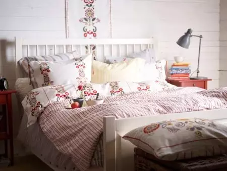 Como decorar unha cama coas túas propias mans? Gravación de respaldo (cabecera) e literas, colchas de decoración e almofadas, garlanda 9919_60