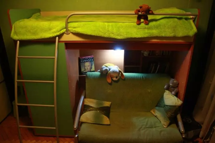 Bed-attics s pohovkou (66 fotografií): s pohovkou na dně pro rodiče a další dvouvrstvé transformátorové možnosti, skládací modely s pracovním prostorem 9920_28
