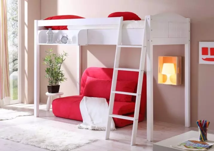 Bed-vindsugare med en soffa (66 bilder): med en soffa längst ner för föräldrar och andra två-tier-transformatorer, vikningsmodeller med ett arbetsområde 9920_62
