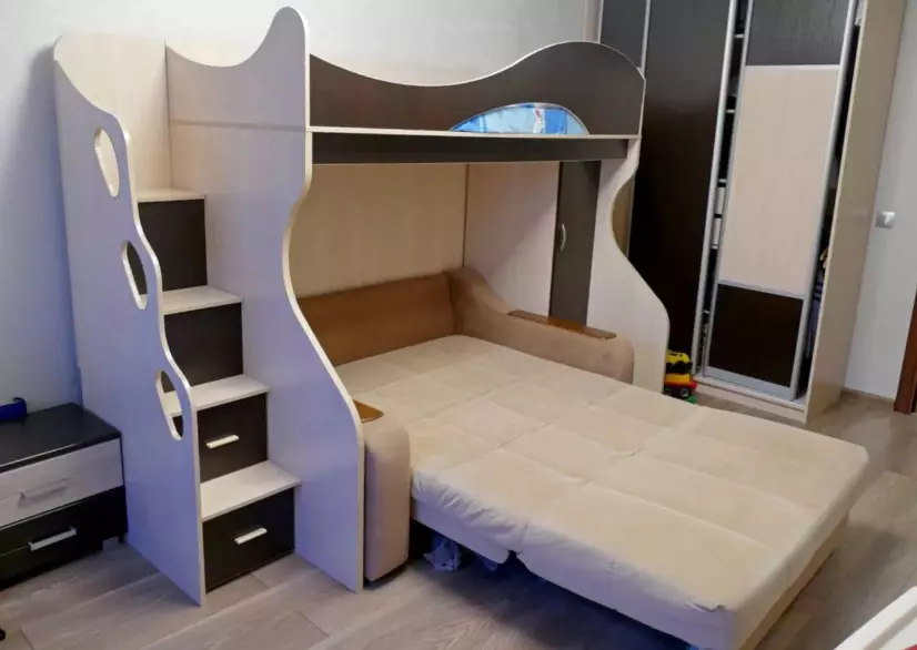 Bed-vindsugare med en soffa (66 bilder): med en soffa längst ner för föräldrar och andra två-tier-transformatorer, vikningsmodeller med ett arbetsområde 9920_66