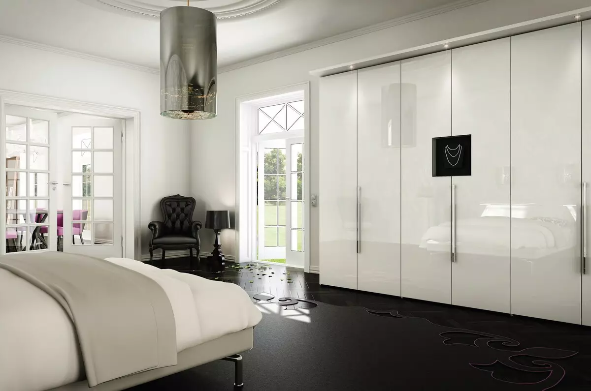 Bijele ormare u spavaćoj sobi (49 fotografija): Značajke modernih modela u svijetlim bojama s ogledalom, opcije dizajna za crno-bijele mat ormari i namještaj s sjajem 9922_10