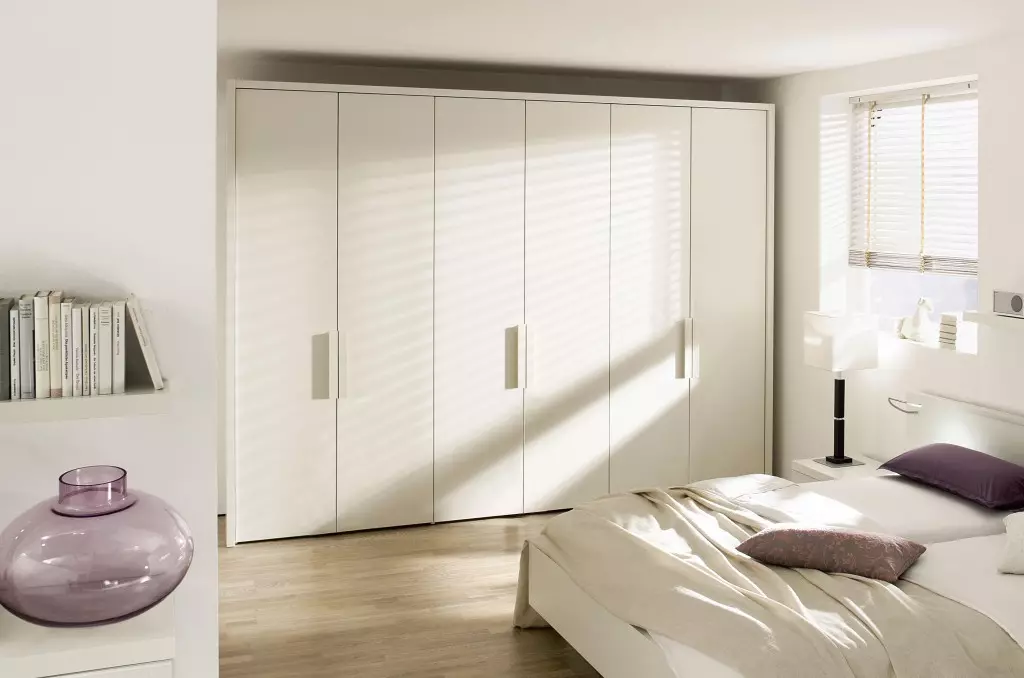 Beli omari v spalnici (49 fotografij): značilnosti sodobnih modelov v svetlih barvah z ogledalom, možnosti oblikovanja za črno-bele mat omare in pohištvo z sijajem 9922_11
