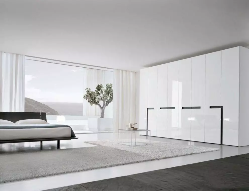 Yatak odasında beyaz dolaplar (49 fotoğraf): Modern modellerin aydınlık renklerde aynalı parlak renklerde, siyah ve beyaz mat dolaplar ve mobilyalar için tasarım seçeneklerinin özellikleri 9922_12