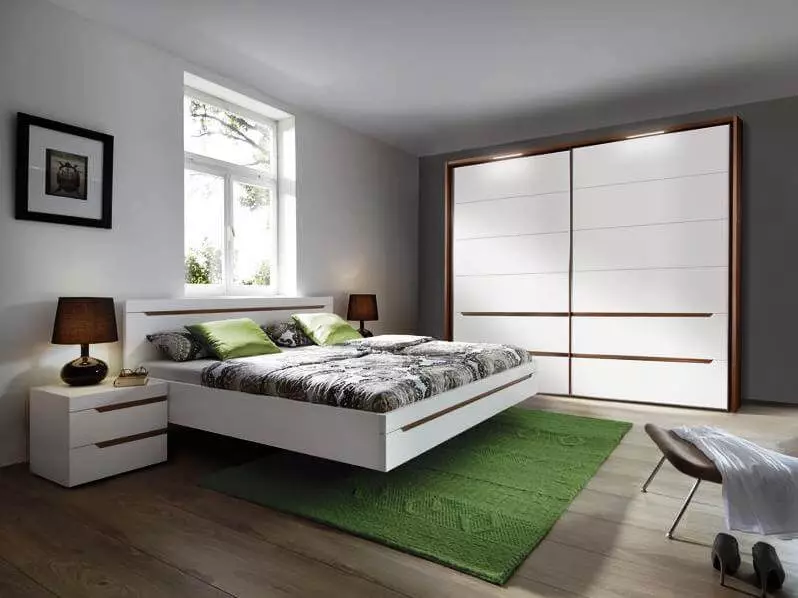 Baltās skapji guļamistabā (49 fotoattēli): mūsdienu modeļu iezīmes spilgtas krāsās ar spoguli, melnbalto matētu skapju un mēbeļu dizaina iespējas ar spīdumu 9922_13