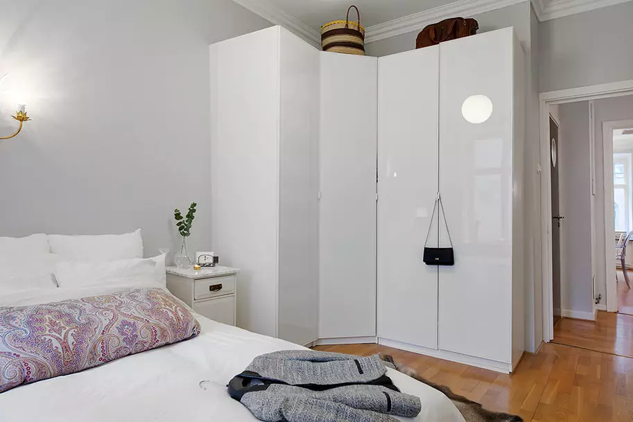 Beli omari v spalnici (49 fotografij): značilnosti sodobnih modelov v svetlih barvah z ogledalom, možnosti oblikovanja za črno-bele mat omare in pohištvo z sijajem 9922_14