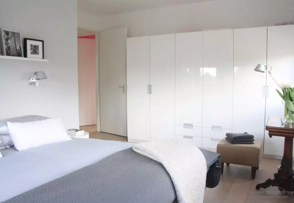 침실에 흰색 옷장 (49 장의 사진) : 거울이있는 밝은 색상의 현대 모델, 흑백 매트 캐비닛 및 광택이있는 가구 용 디자인 옵션 9922_15