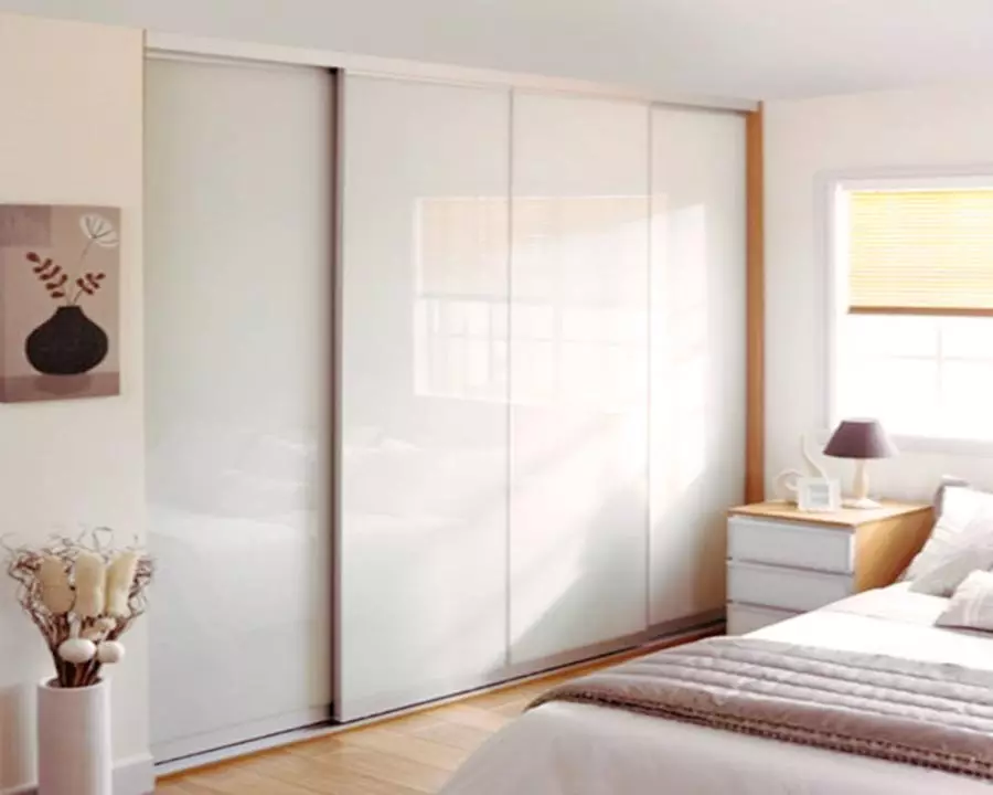 ベッドルームの白いワードローブ（49枚の写真）：鏡の中で明るい色のモダンなモデルの特徴、黒と白のマットのキャビネットと光沢のある家具のデザインオプション 9922_18