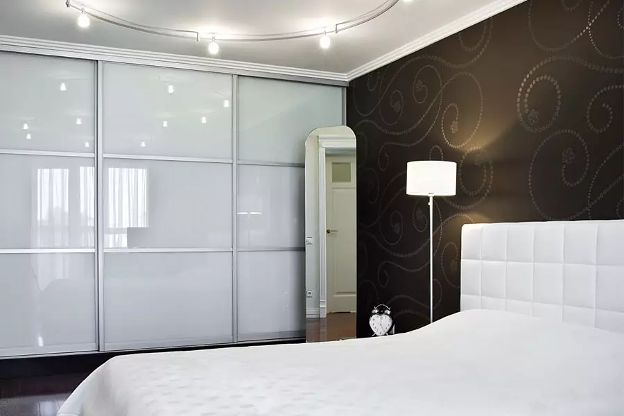 Baltos drabužių spintos miegamajame (49 nuotraukos): šiuolaikinių modelių bruožai ryškios spalvos su veidrodžiu, dizaino parinktys juodos ir baltos matinės spintos ir baldai su blizgesiu 9922_19