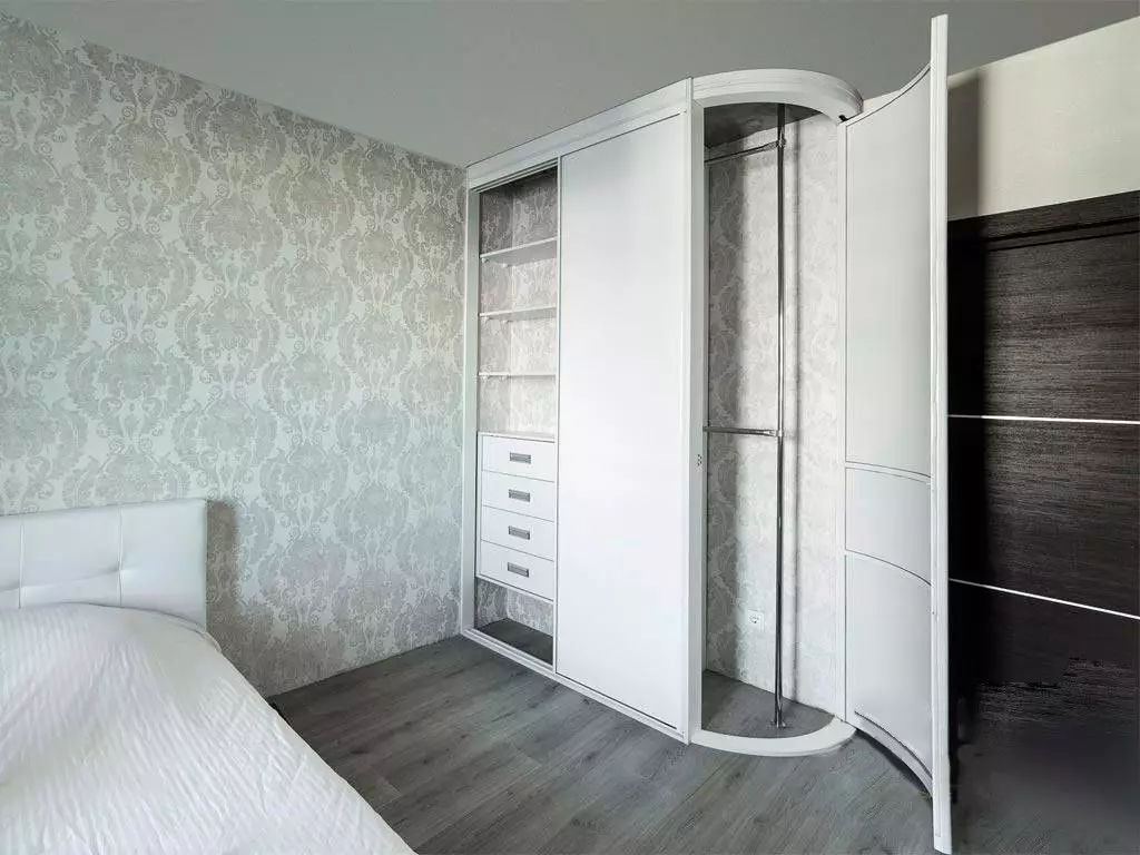 roupeiros brancos no quarto (49 fotos): Características de modelos modernos em cores brilhantes com um espelho, opções de design para armários de preto fosco e branco e móveis com brilho 9922_20