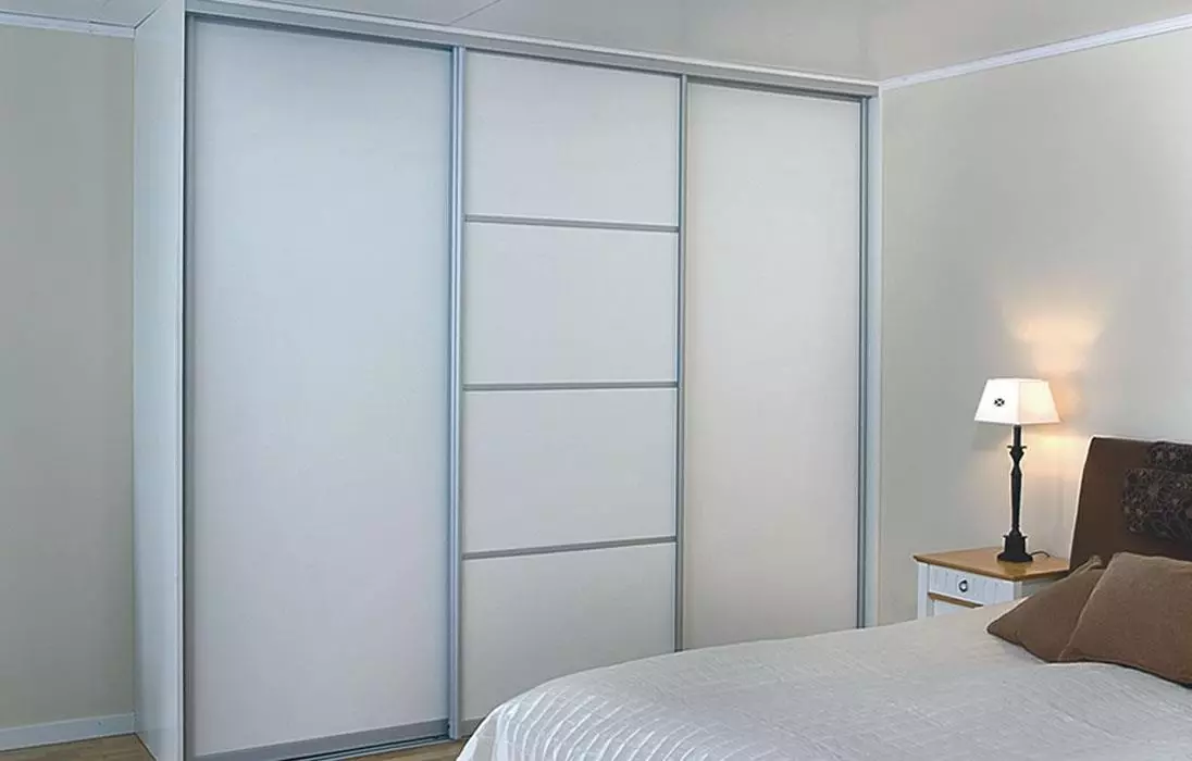 Biele skrine v spálni (49 fotiek): Charakteristiky moderných modelov v jasných farbách so zrkadlom, možnosti dizajnu pre čiernobiele matné skrine a nábytok s lesklými 9922_21