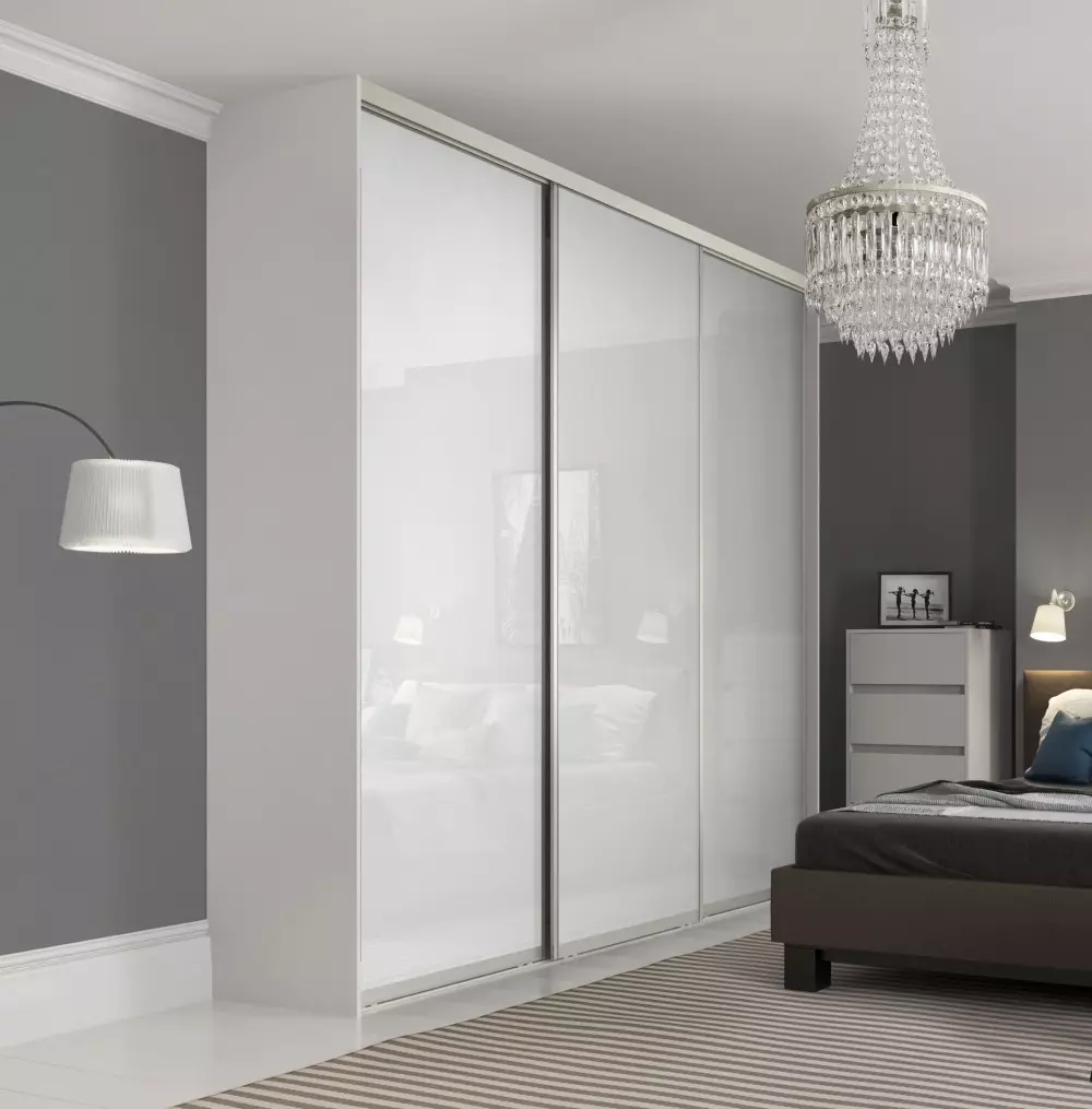Hvide garderobeskabe i soveværelset (49 billeder): Funktioner af moderne modeller i lyse farver med et spejl, designmuligheder for sorte og hvide matte kabinetter og møbler med glans 9922_22