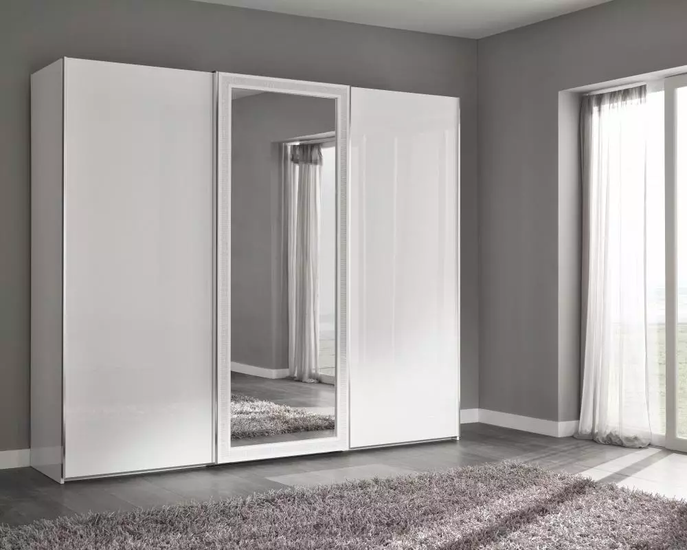 Bílé skříně v ložnici (49 fotek): Vlastnosti moderních modelů v jasných barvách se zrcadlem, možnosti designu pro černobílé matné skříně a nábytek s leskem 9922_23