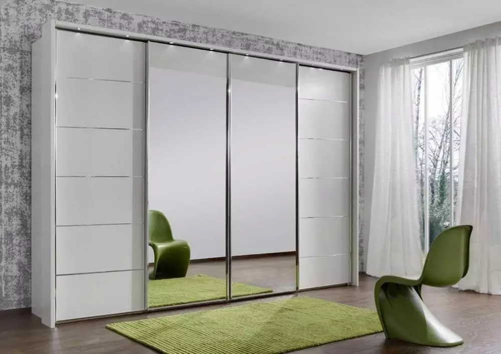 Białe szafy w sypialni (49 zdjęcia): Cechy nowoczesnych modeli w jasnych kolorach z lustrem, opcje projektowania dla czarno-białych szafek i mebli z połyskiem 9922_24