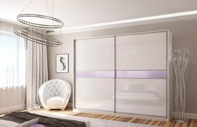 Hvite garderober i soverommet (49 bilder): Funksjoner av moderne modeller i lyse farger med speil, designalternativer for svart og hvitt matt skap og møbler med glans 9922_25