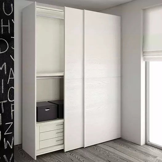 Hvide garderobeskabe i soveværelset (49 billeder): Funktioner af moderne modeller i lyse farver med et spejl, designmuligheder for sorte og hvide matte kabinetter og møbler med glans 9922_26