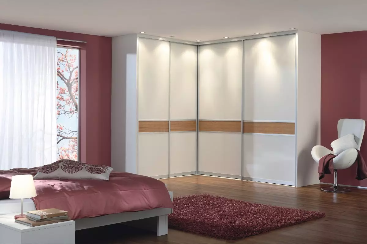 Armaris blancs al dormitori (49 fotos): característiques dels models moderns en colors brillants amb un mirall, opcions de disseny per a armaris de mat i blancs amb brillantor 9922_27