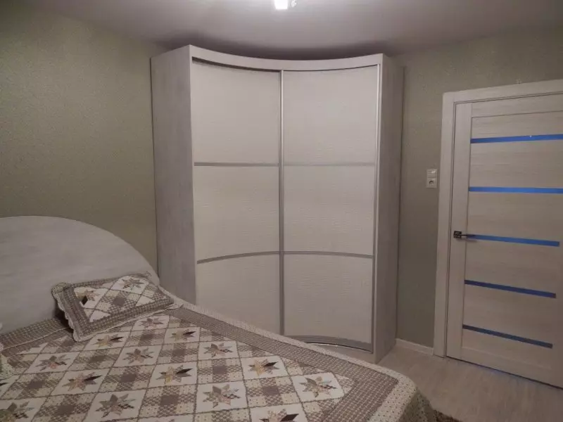 Tủ quần áo màu trắng trong phòng ngủ (49 ảnh): Các tính năng của các mô hình hiện đại với màu sắc tươi sáng với gương, tùy chọn thiết kế cho tủ và đồ nội thất mờ màu đen và trắng với độ bóng 9922_30