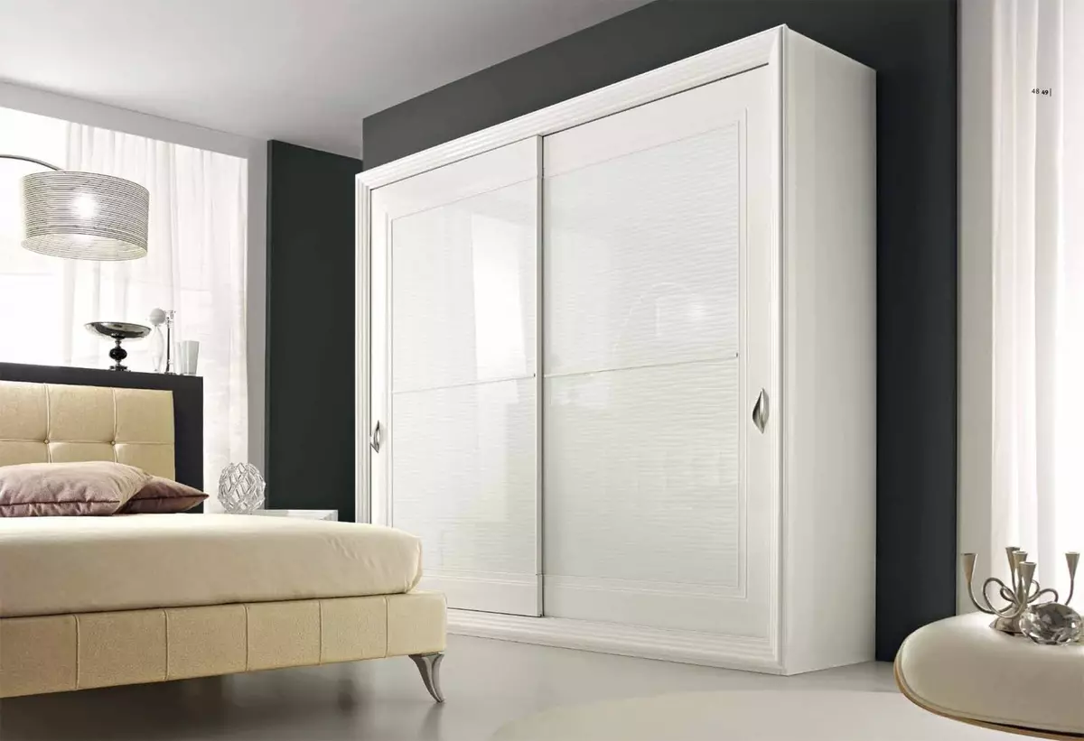 White Wardrobes ในห้องนอน (49 รูป): คุณสมบัติของรุ่นทันสมัยในสีสันสดใสพร้อมกระจกตัวเลือกการออกแบบสำหรับตู้เคลือบสีดำและสีขาวและเฟอร์นิเจอร์ที่มีความมันวาว 9922_31