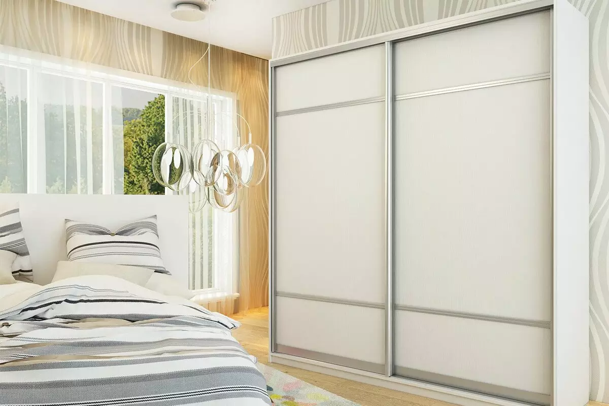 ベッドルームの白いワードローブ（49枚の写真）：鏡の中で明るい色のモダンなモデルの特徴、黒と白のマットのキャビネットと光沢のある家具のデザインオプション 9922_32