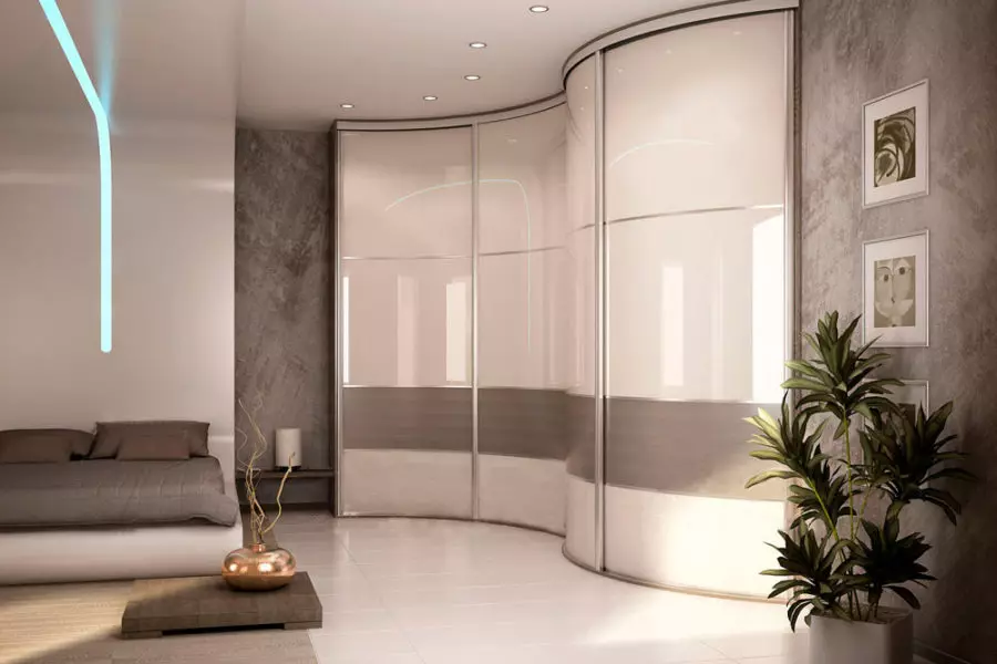 침실에 흰색 옷장 (49 장의 사진) : 거울이있는 밝은 색상의 현대 모델, 흑백 매트 캐비닛 및 광택이있는 가구 용 디자인 옵션 9922_36