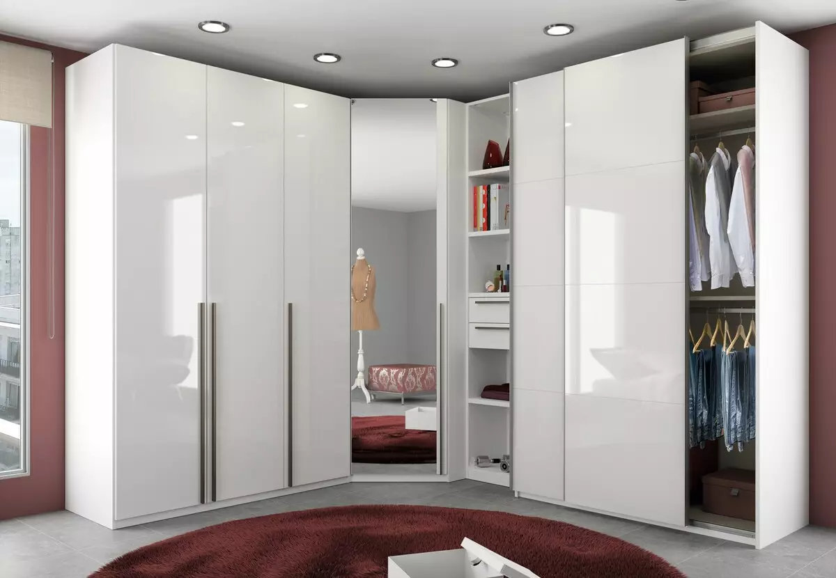 Bijele ormare u spavaćoj sobi (49 fotografija): Značajke modernih modela u svijetlim bojama s ogledalom, opcije dizajna za crno-bijele mat ormari i namještaj s sjajem 9922_37