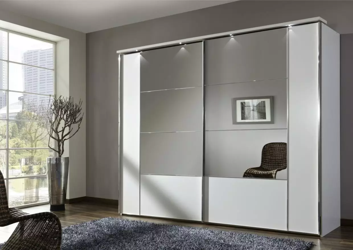 ベッドルームの白いワードローブ（49枚の写真）：鏡の中で明るい色のモダンなモデルの特徴、黒と白のマットのキャビネットと光沢のある家具のデザインオプション 9922_38